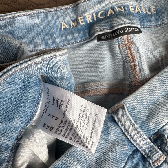 American Eagle Stretch Jeans Women’s Size 18 Short Distressed Raw Hem Light Wash - Picture 3 of 3